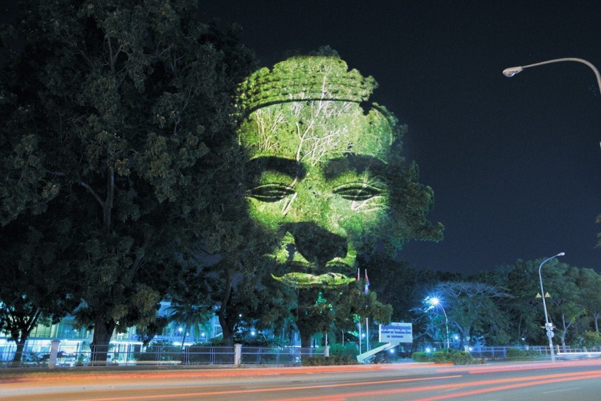 Световые инсталляции на деревьях в Камбодже

  